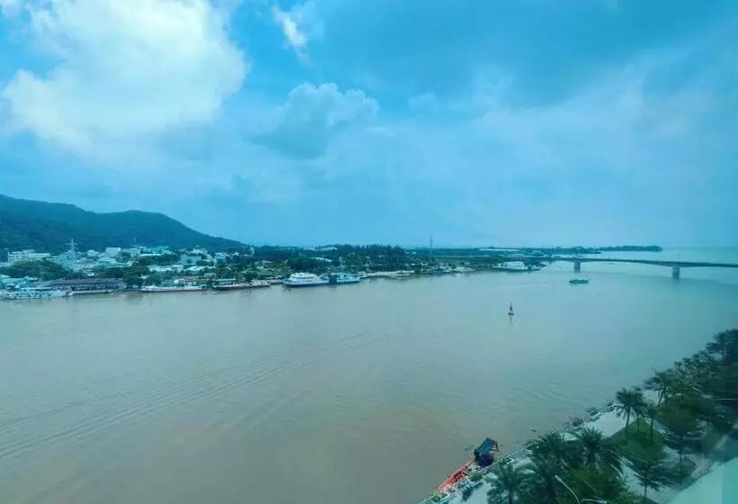 اتاق لوکس با چشم‌انداز دریا, River
