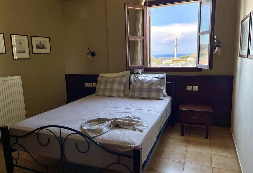 إستوديو قياسي مطل على المدينة, Minos Pension