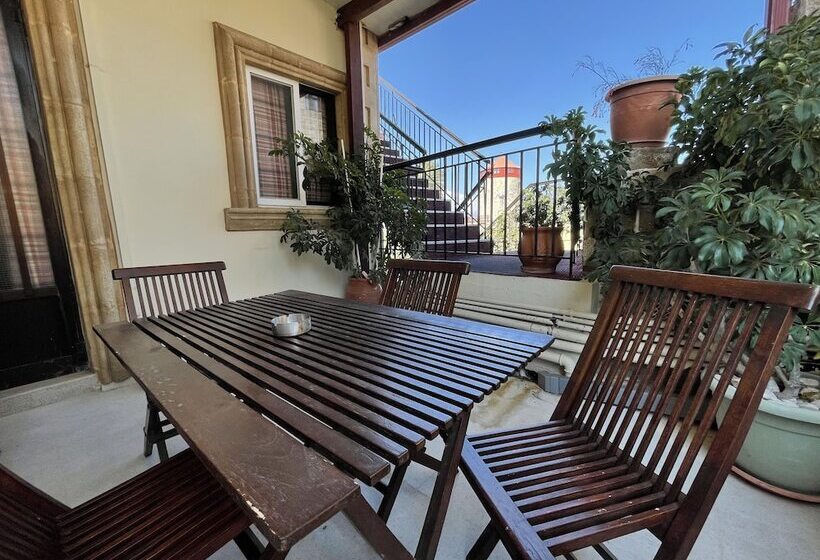 إستديو قياسى مزود بشرفة, Minos Pension