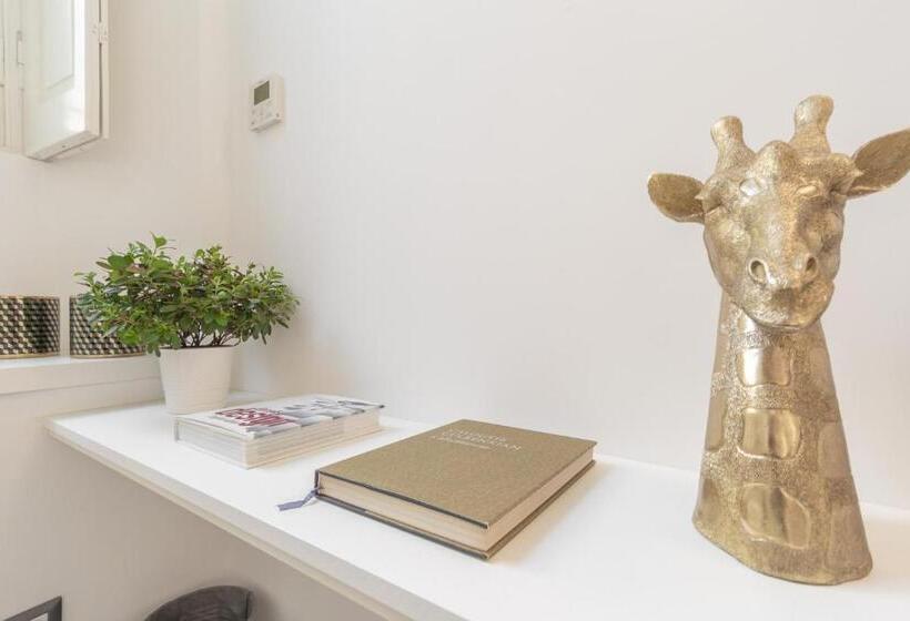 اتاق سوپریور با تخت بزرگ, Duomo Smart Suites