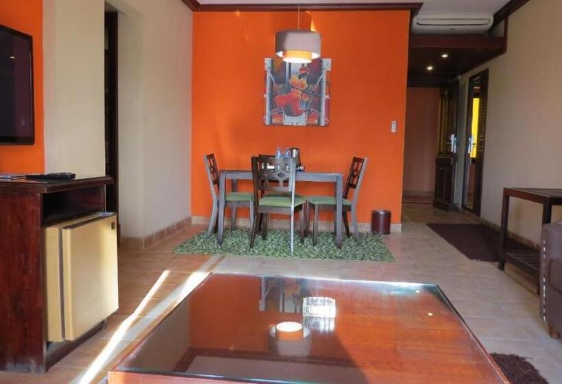سوییت خانوادگی, Africana Hotel & Spa