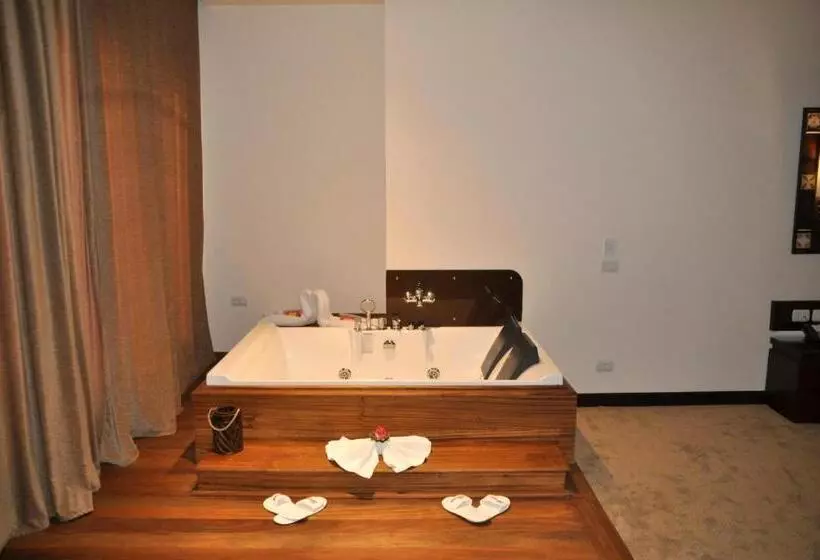 سوییت, Africana Hotel & Spa