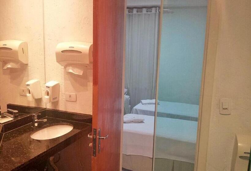 חדר בסיסי לשלושה, 1000