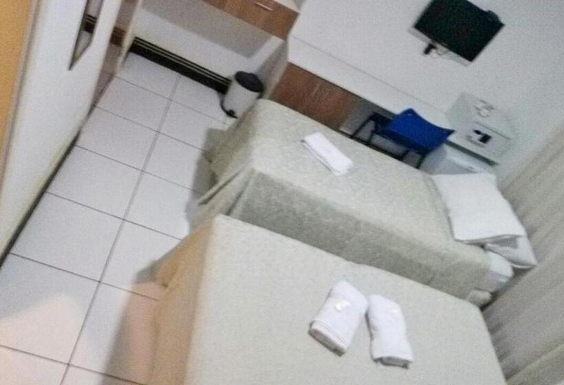 חדר בסיסי לשלושה, 1000