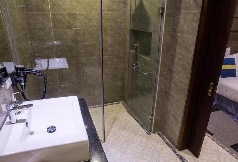 패밀리 룸, Family Boutique