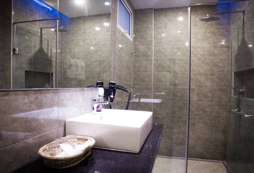 패밀리 룸, Family Boutique