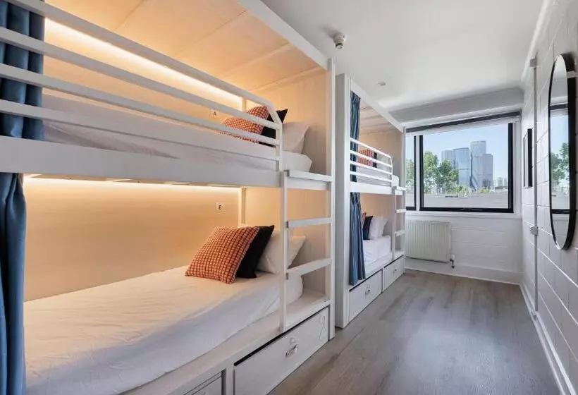 ルームシェアのワンベッド, The Village North Melbourne