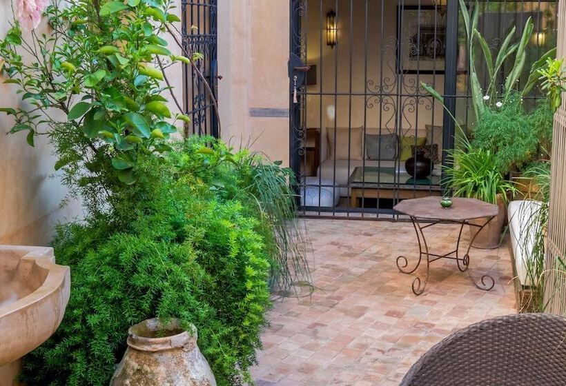 سوئیت پریمیوم, Karawan Riad