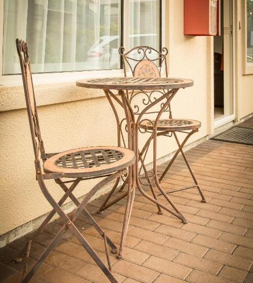 סטודיו אקזקיוטיב, Siena Motor Lodge