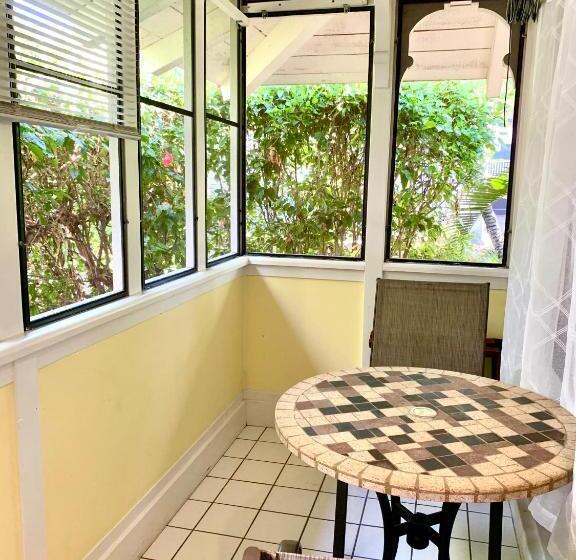 スタンダードルーム, Big Island Retreat