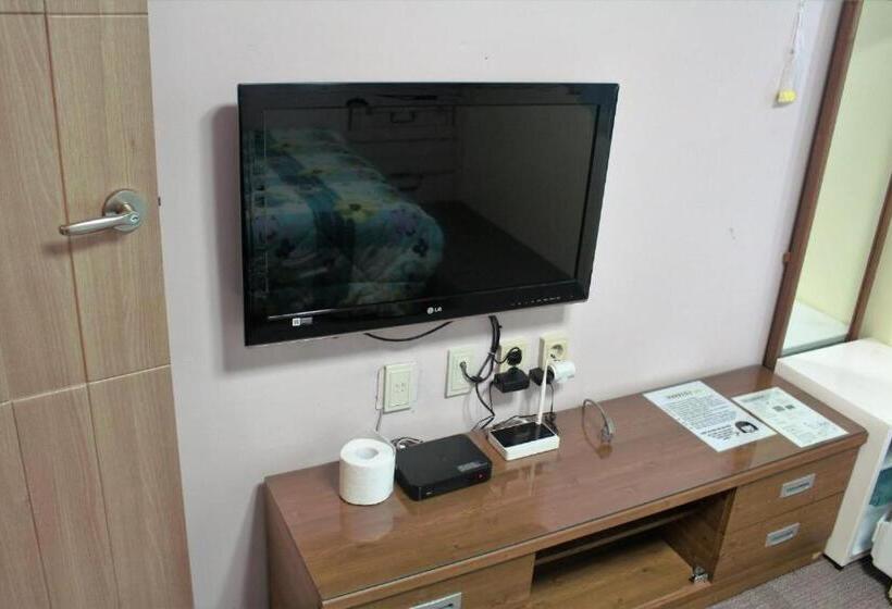 Family Room, Nabizam Motel