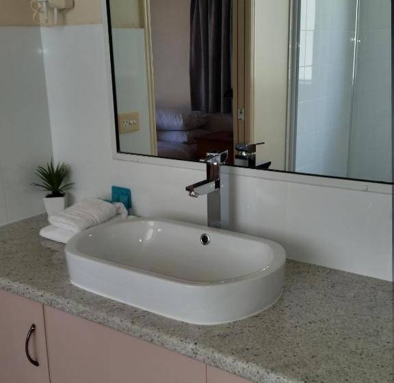 2 Bedroom Apartment Pool View, Santalina On Hervey Bay
