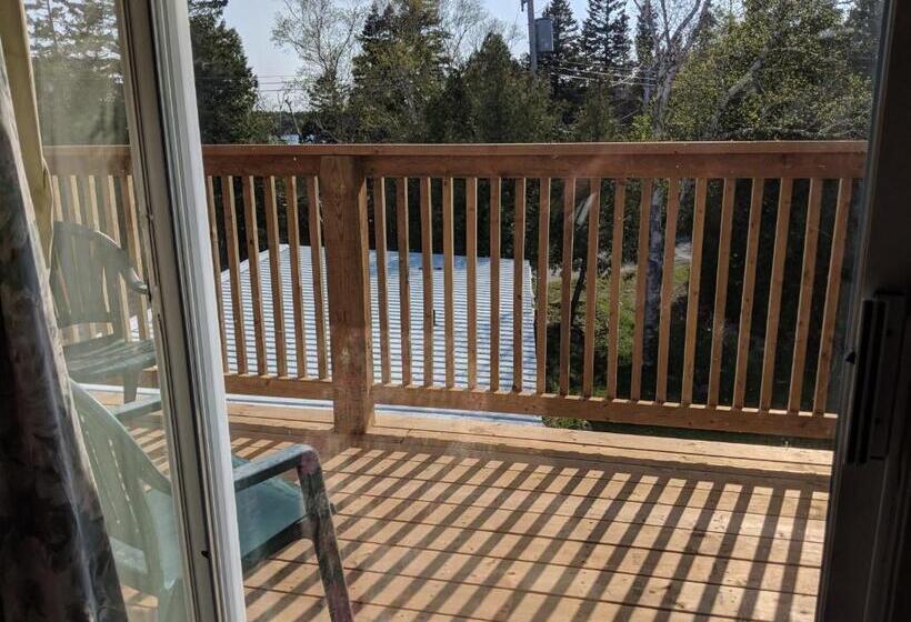 Standard Szoba King Size Bed, Tobermory Inn & Suites