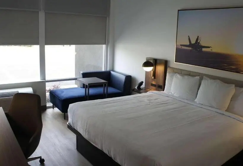 キングサイズベッドのスタンダードルーム, La Quinta Inn & Suites By Wyndham Manchester   Arnold Afb