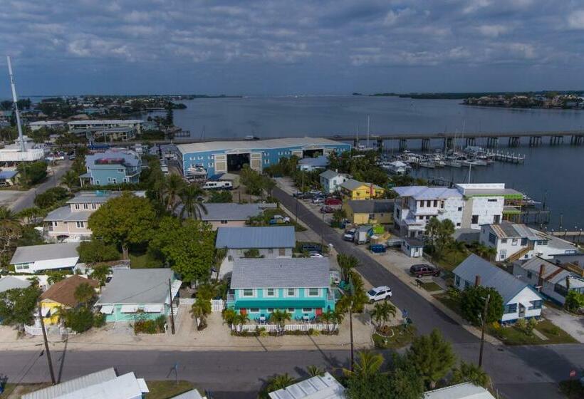 شقة غرفة واحدة, Bay View Inn 202