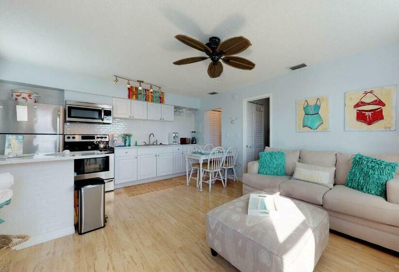 شقة غرفة واحدة, Bay View Inn 202