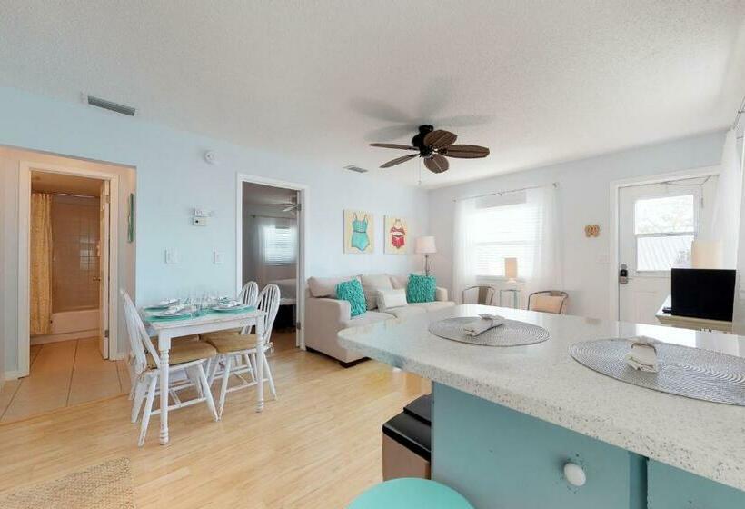 شقة غرفة واحدة, Bay View Inn 202