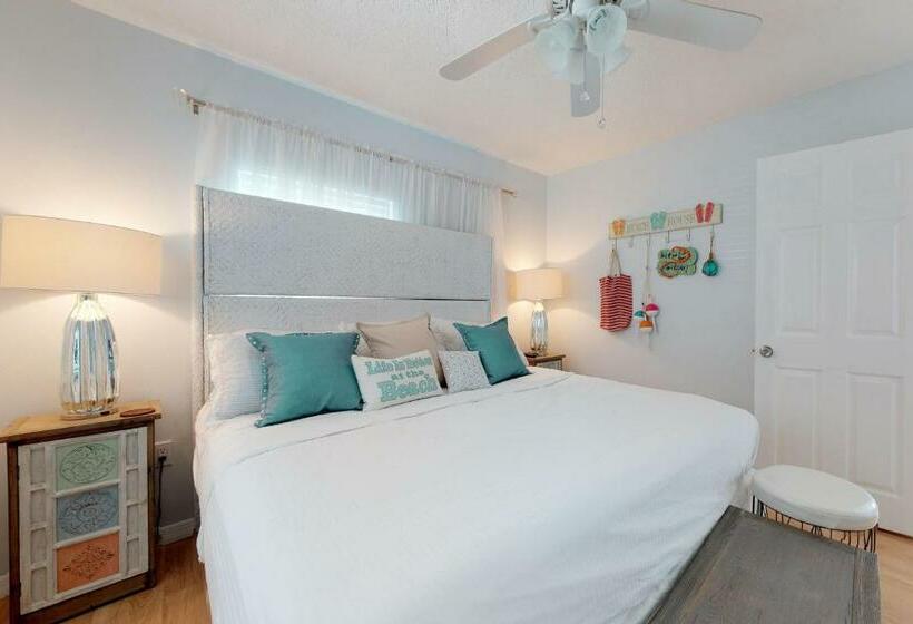 شقة غرفة واحدة, Bay View Inn 202