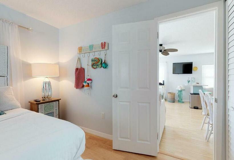 شقة غرفة واحدة, Bay View Inn 202