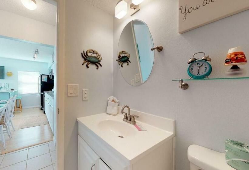 شقة غرفة واحدة, Bay View Inn 202