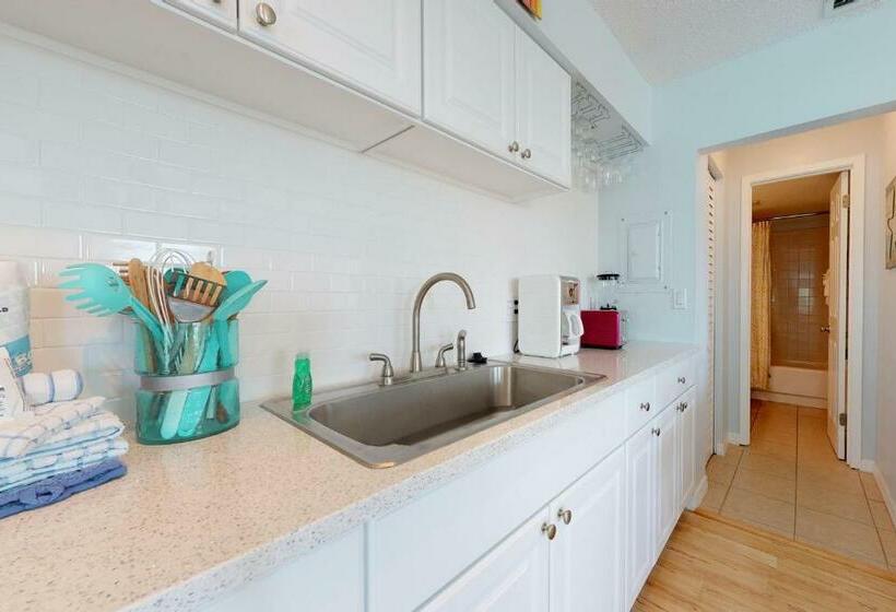 شقة غرفة واحدة, Bay View Inn 202