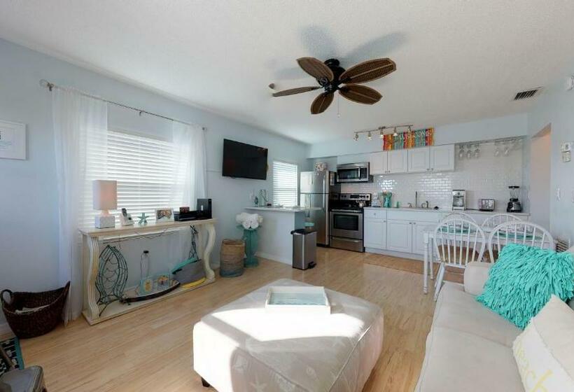 شقة غرفة واحدة, Bay View Inn 202