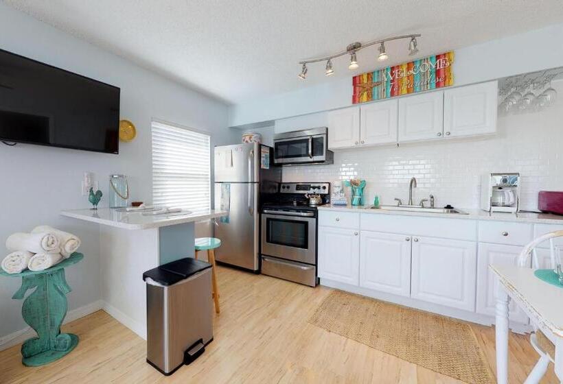 شقة غرفة واحدة, Bay View Inn 202