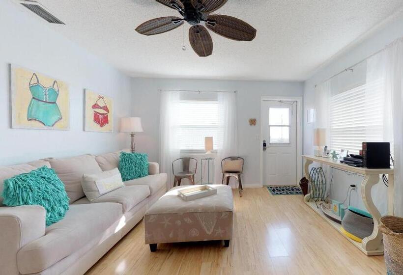 شقة غرفة واحدة, Bay View Inn 202