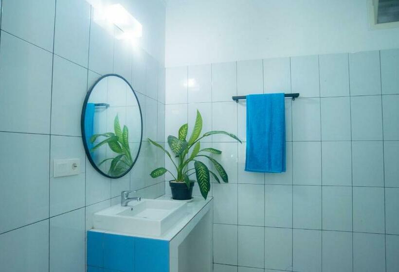 سرير فى غرفة مشتركه, Mad Monkey Kuta Lombok