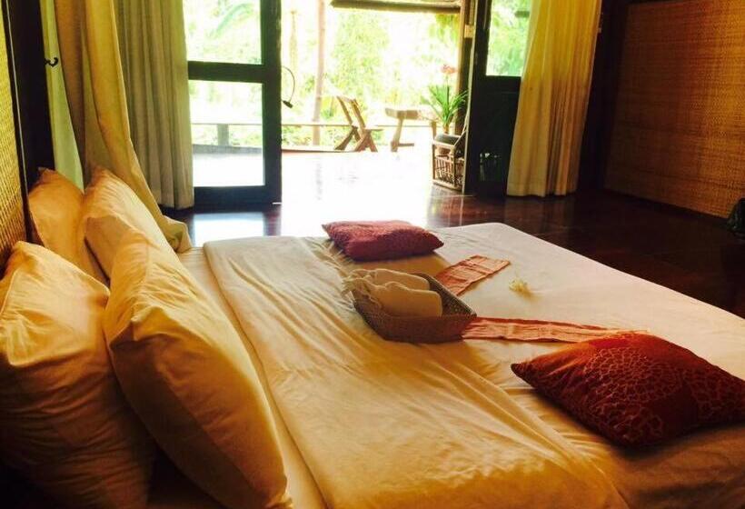 디럭스 룸, Baansuanleelawadee Resort Amphawa