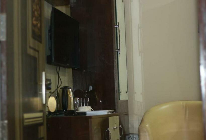 اتاق لوکس سه تخته, Sara Pvt Ltd