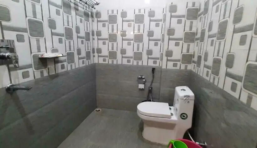 اتاق لوکس سه تخته, Sara Pvt Ltd