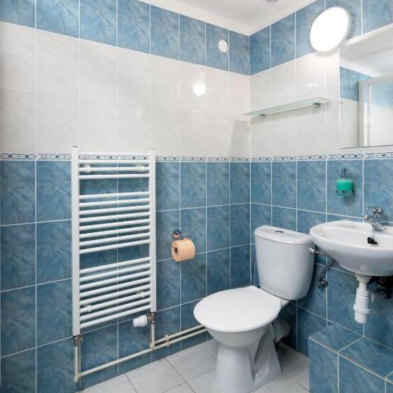 غرفة قياسية رباعية مزودة بشُرفة, Pension Katty