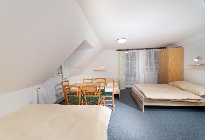 غرفة عائلية, Pension Katty