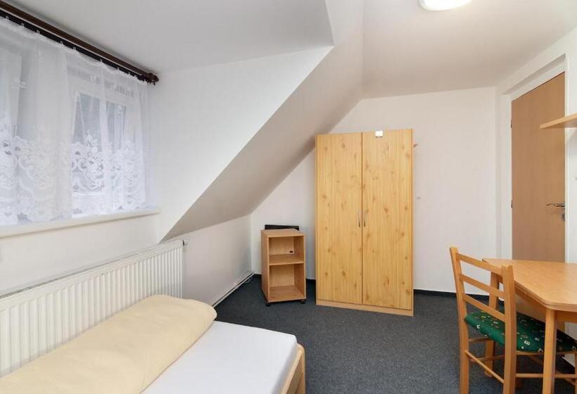 غرفة أساسية, Pension Katty