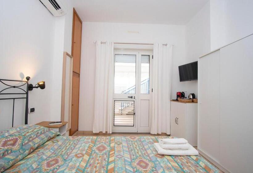 Escritório Estándar, Residence La Punta