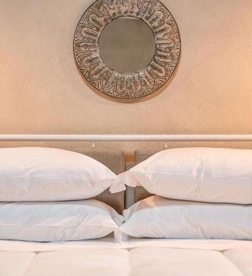 سوییت لوکس, Nikis Resort