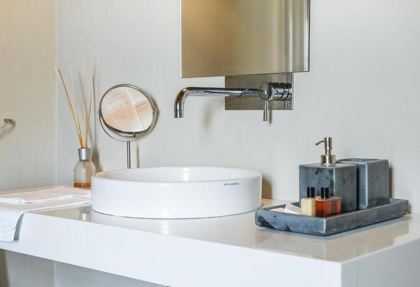 سوییت لوکس, Nikis Resort