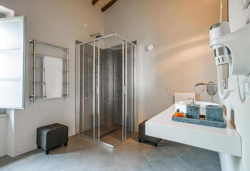 سوییت, Nikis Resort