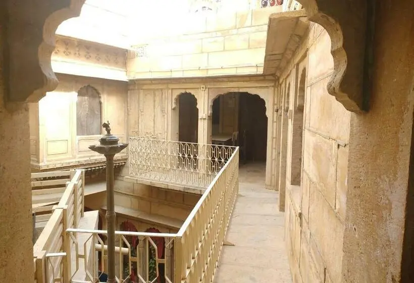 اتاق اکونومی, Suraj Inn