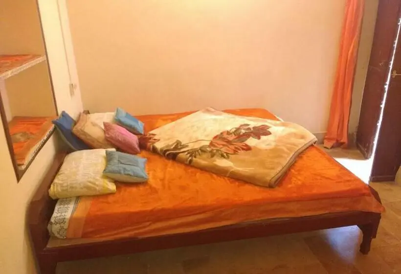 اتاق اکونومی, Suraj Inn