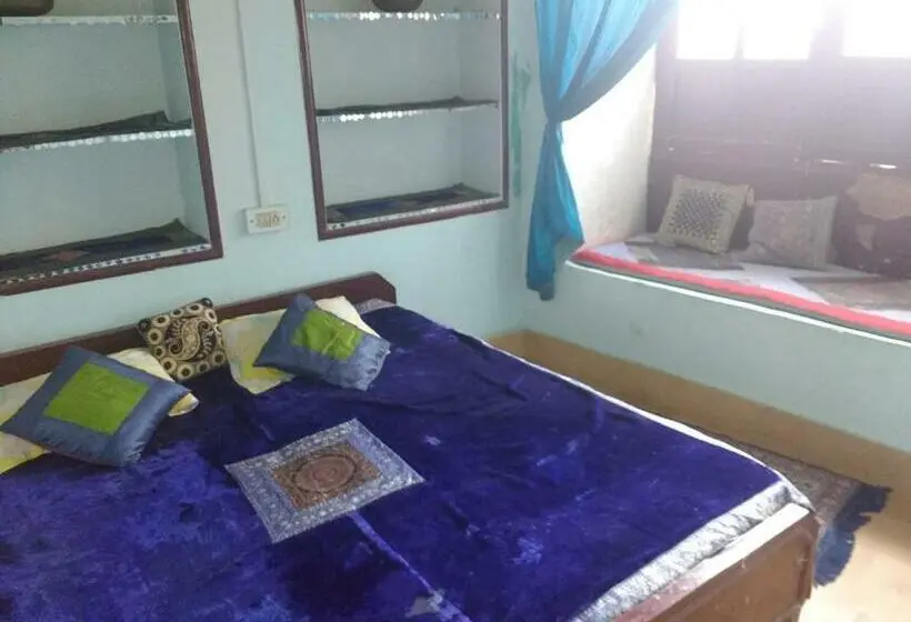 اتاق اکونومی, Suraj Inn