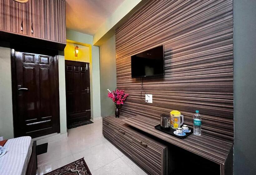 اتاق لوکس با بالکن, Puri S Bnb