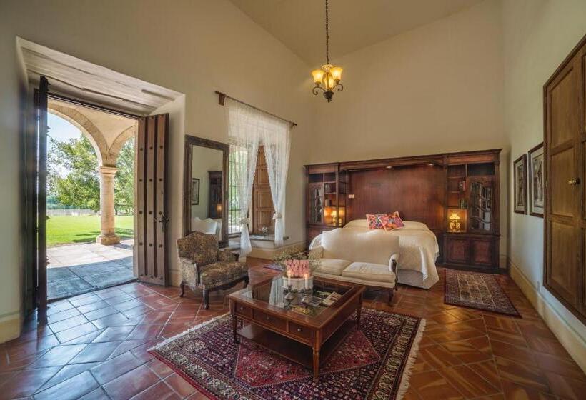 Suite with lake view, Hacienda Labor De Rivera Hotel Boutique & Eventos