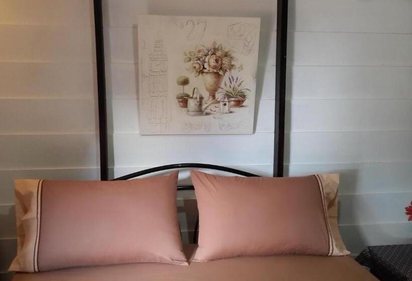 스탠다드 방갈로, Les Fleurs House