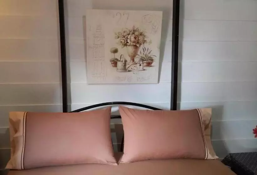 スタンダードバンガロー, Les Fleurs House