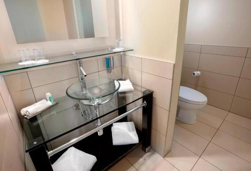 חדר משפחתי, Must