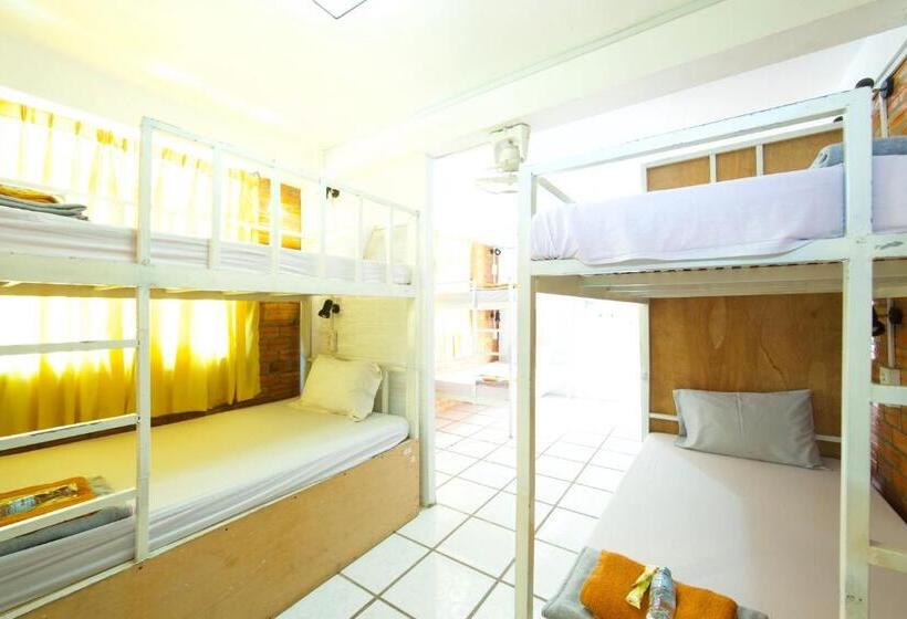 تختخواب در اتاق مشترک, Naga Angkor Hostel