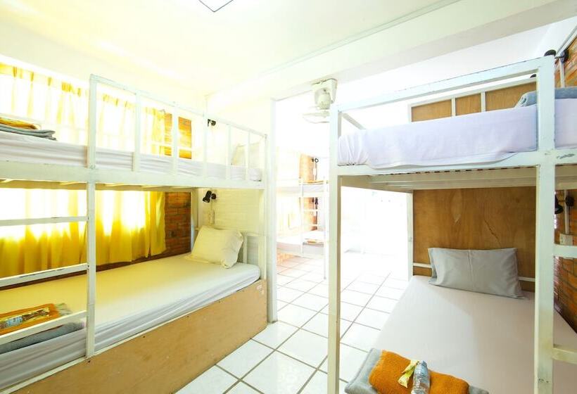 تختخواب در اتاق مشترک, Naga Angkor Hostel