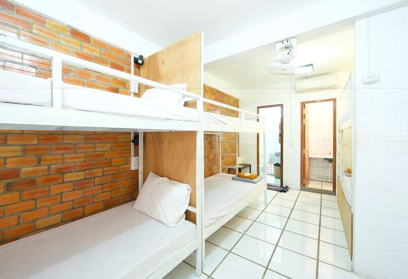 تختخواب در اتاق مشترک, Naga Angkor Hostel